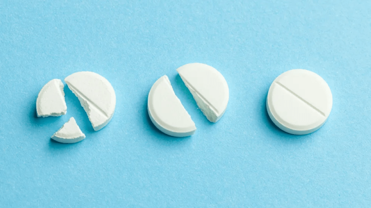 drei weiße Tabletten in Stücken - blau